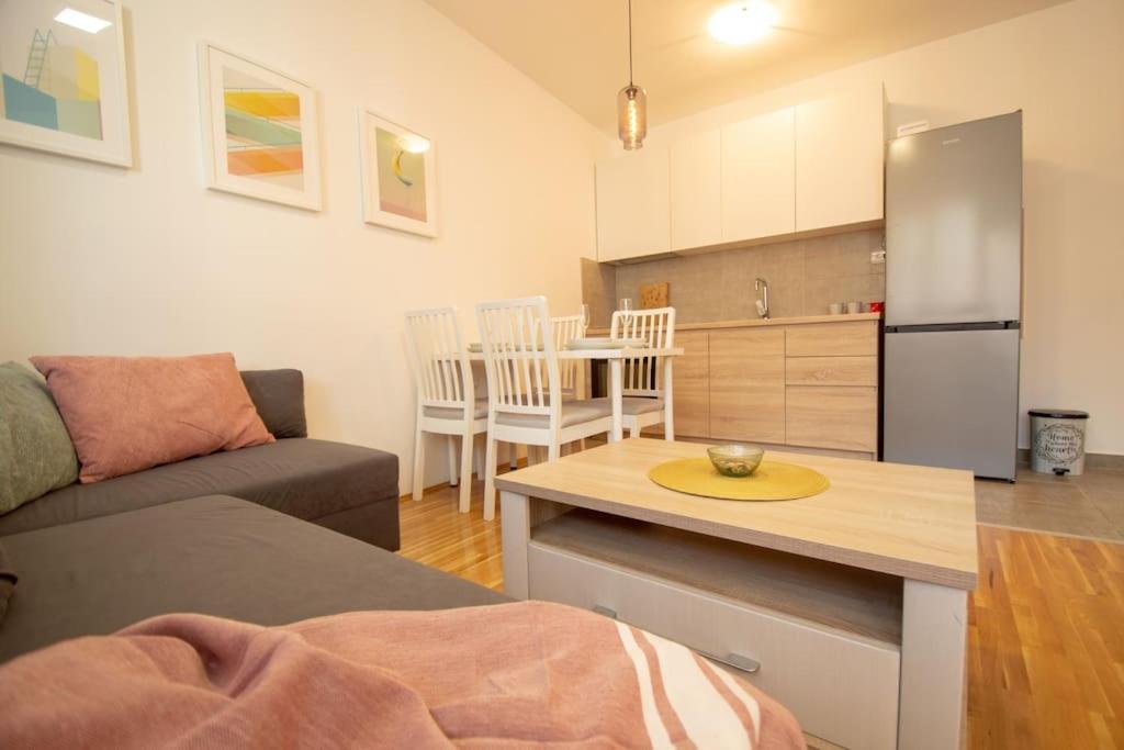 White Fields-Central 2-Bdrm Apartment With Parking Novi Sad Buitenkant foto