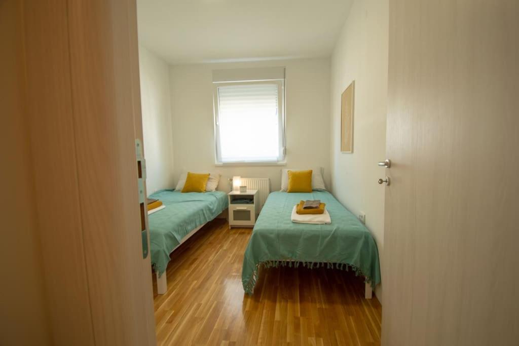 White Fields-Central 2-Bdrm Apartment With Parking Novi Sad Buitenkant foto