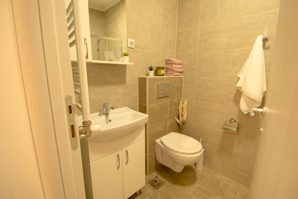 White Fields-Central 2-Bdrm Apartment With Parking Novi Sad Buitenkant foto