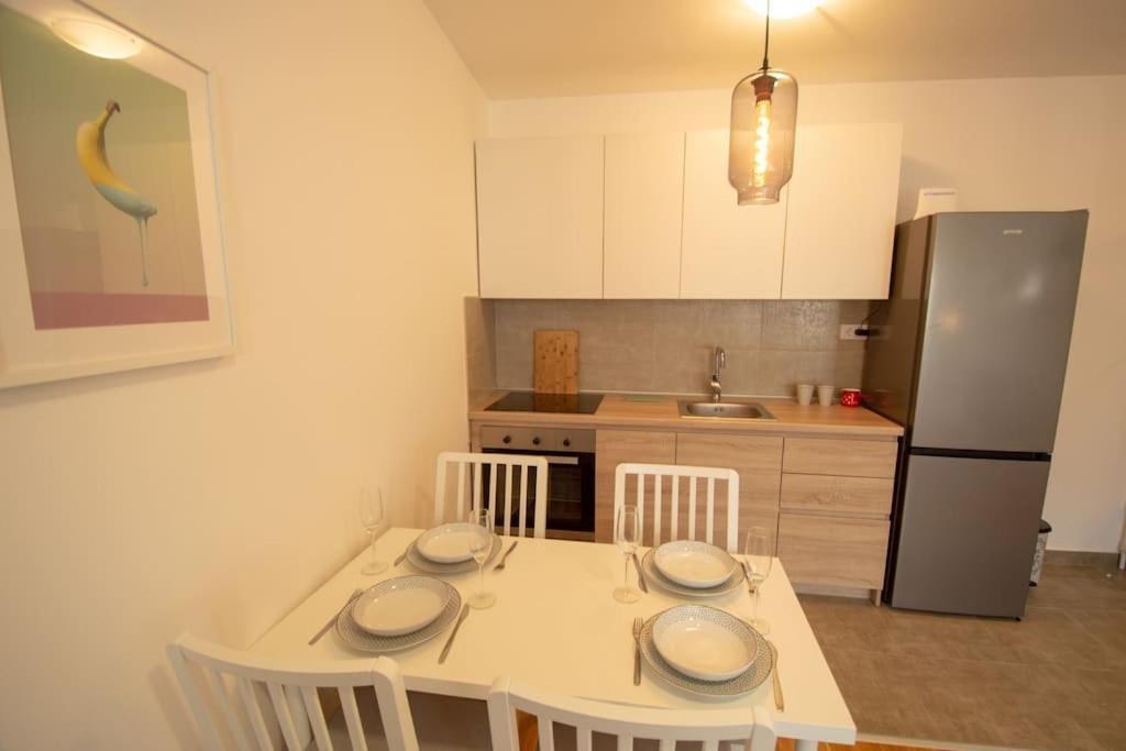 White Fields-Central 2-Bdrm Apartment With Parking Novi Sad Buitenkant foto