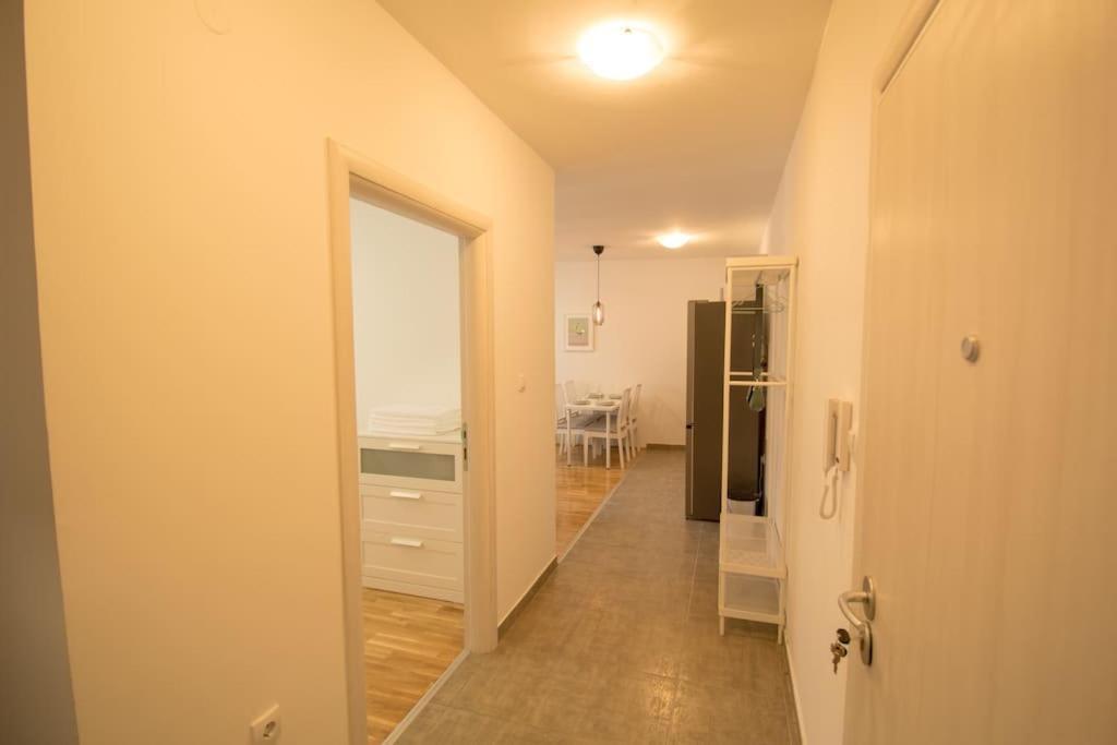 White Fields-Central 2-Bdrm Apartment With Parking Novi Sad Buitenkant foto